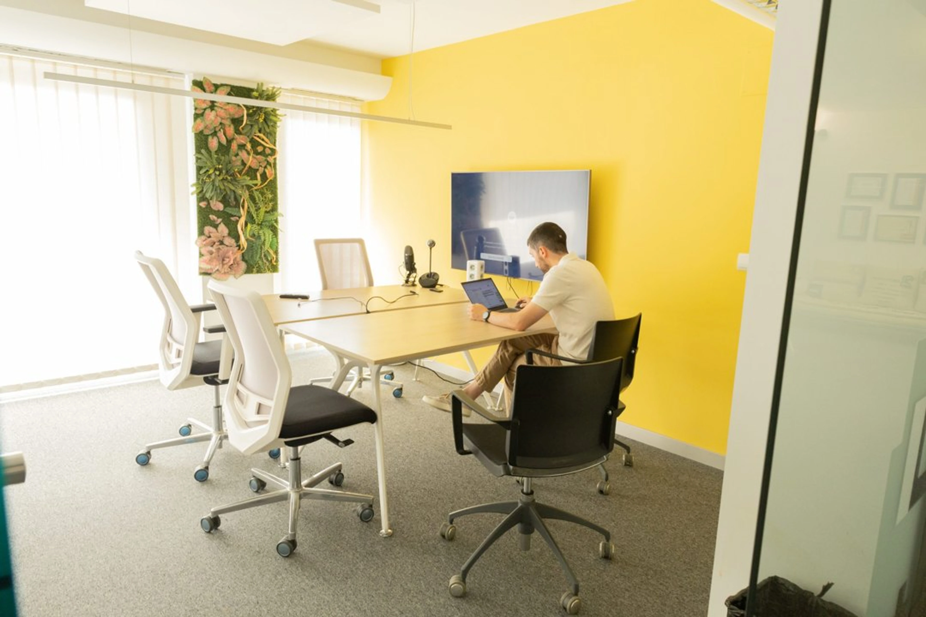 Orizon office with a yellow wall